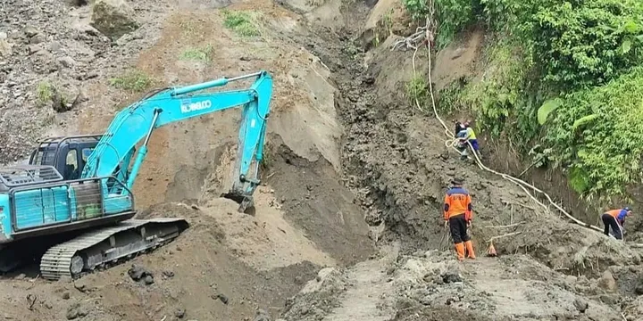 Dua Penambang Pasir Tertimbun Longsoran Tebing di Blitar, Pencarian Masih Berlanjut