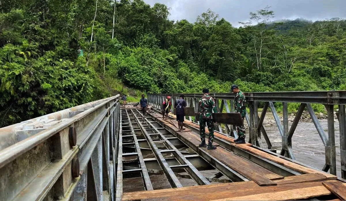 TNI dan Warga Bersinergi Perbaiki Jembatan Penghubung di Papua Pegunungan