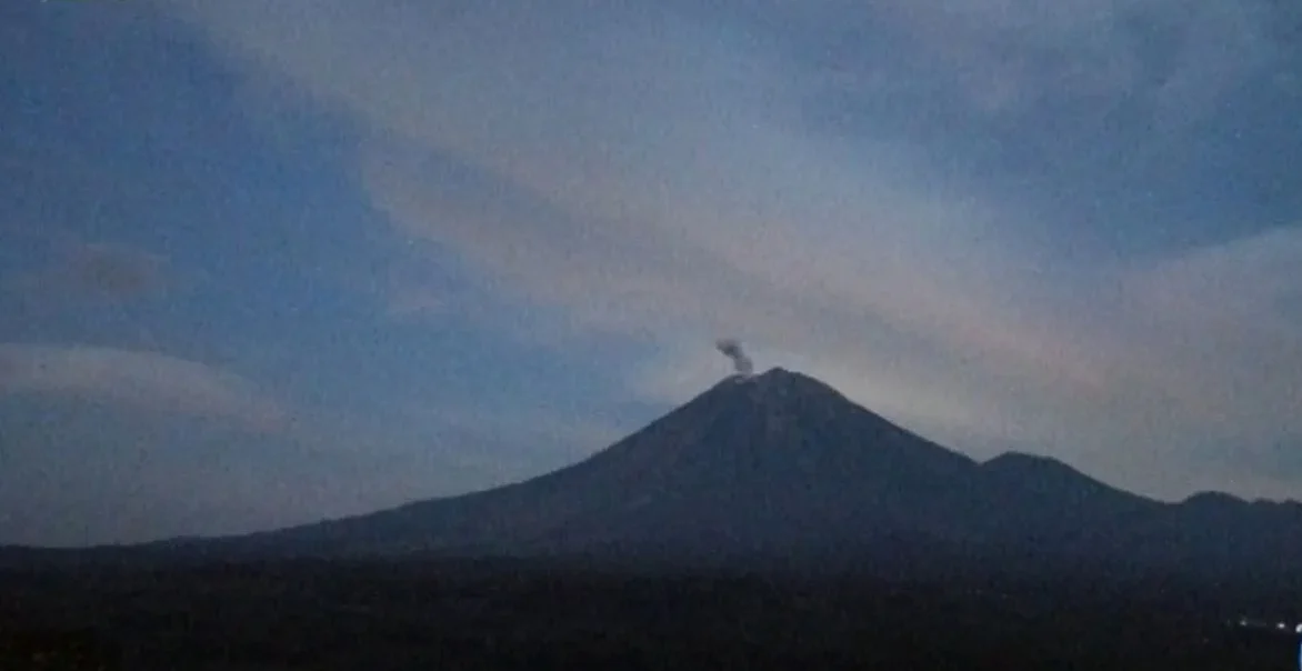 Gunung Semeru Erupsi Empat Kali dalam Semalam, Warga Diminta Waspada