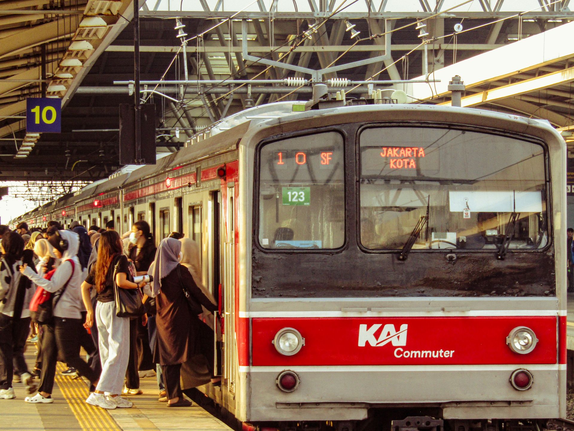 Transportasi Umum yang Menolong Mobilitas Warga Modern