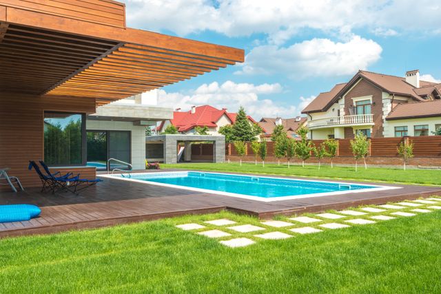 Inspirasi Kolam Belakang Rumah agar Hunian Terasa Lebih Sejuk dan Menawan