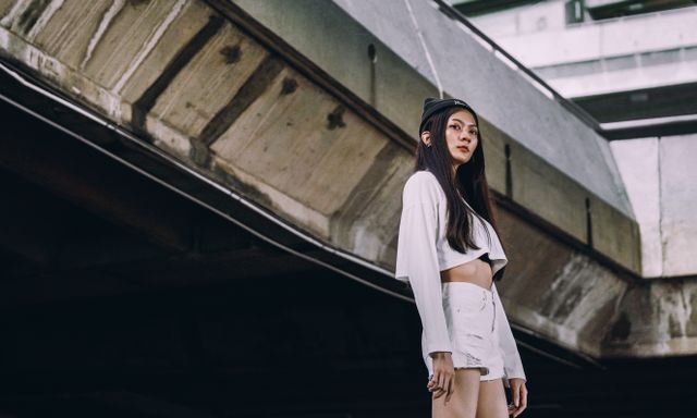 Kemeja Crop Top: Tampil Stylish dengan Padu Padan yang Kekinian